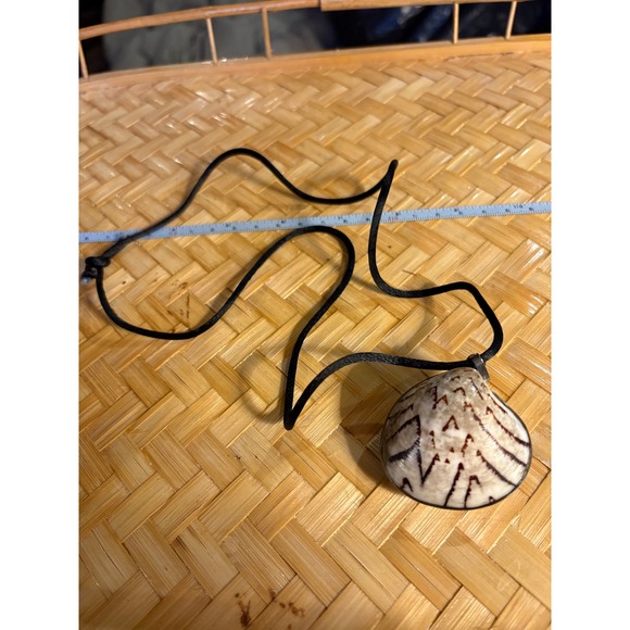 Shell necklace on black thin rope. - Picture 3 of 5